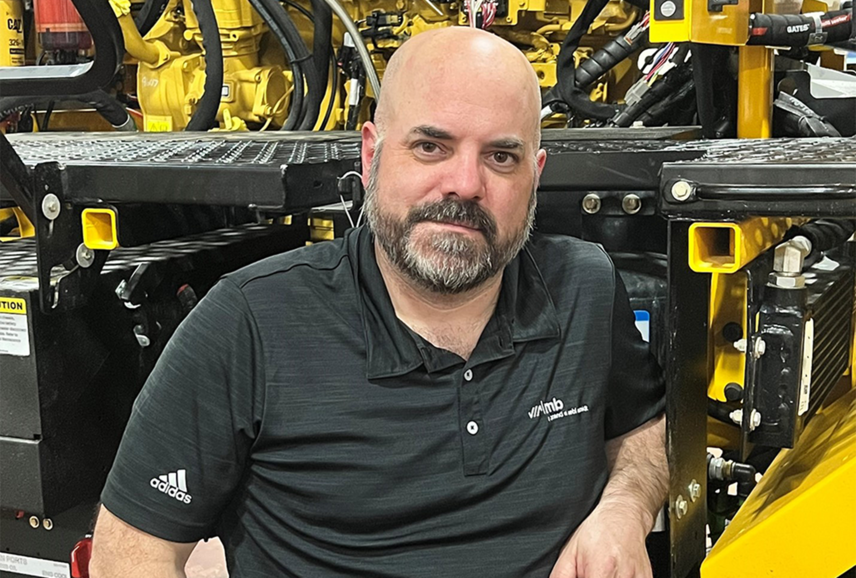 Sam Mallmann teilt jahrzehntelange Erfahrung und unterstützt Fachkräfte im Flughafenbetrieb dabei, ihre Abläufe zu optimieren und die Leistung auf dem Rollfeld zu verbessern.