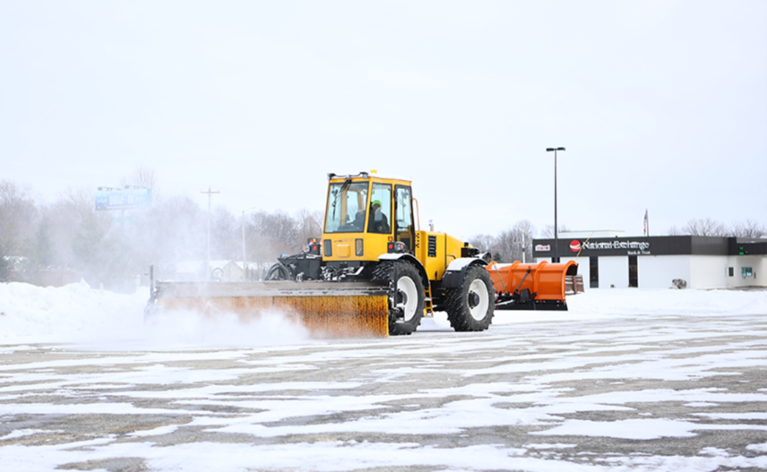 Der bidirektionale Traktor MB7BT bietet ganzjährige Vielseitigkeit mit dualer Anbaugerätefähigkeit und verbesserter Sicht für den Fahrer.