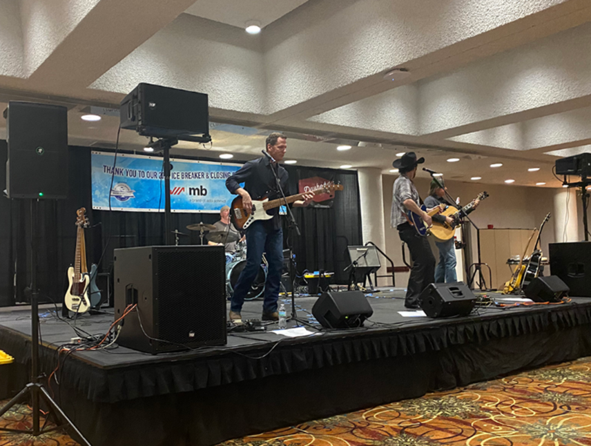 MB tritt wieder als Sponsor des Abschlussempfangs auf und bringt die Flughafenwartung-Community erneut zusammen, um sich auszutauschen, zusammenzuarbeiten und Erfolge zu feiern.