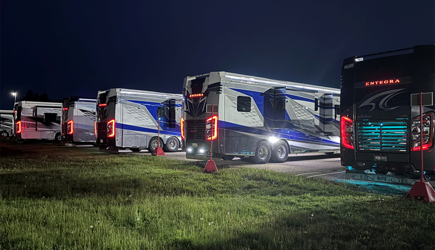 Entegra-campers onder de nachtelijke hemel tijdens een trainingsevenement voor eigenaren in april 2026, waarmee de lange traditie van ondersteuning en service wordt benadrukt.