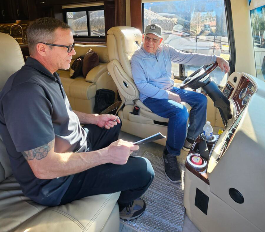 Leren in de praktijk bij de RV Owners Training Academy. De strenge instructeurs en eigenaren leggen ingewikkelde systemen uit en helpen je echt zelfvertrouwen op te bouwen voor onderweg.