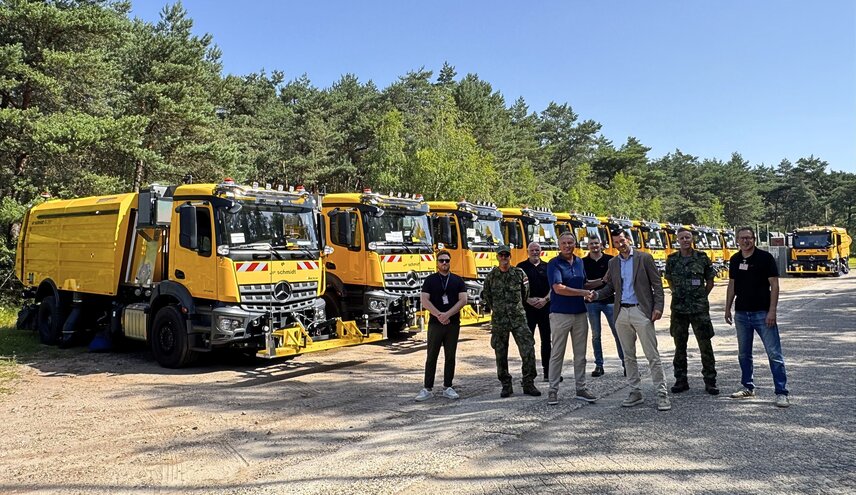 From left to right: Fabian Huguenin (Mindef), Enrik Taverne (Mindef), Jeroen Mulder (Aebi Schmidt), Co van der Steen (Aebi Schmidt), Jan Willem Altena (Aebi Schmidt), Maarten Vijn (Ministerie van Defensie), Frank van Wamel (Mindef), Stefan Lagodin (Aebi Schmidt).