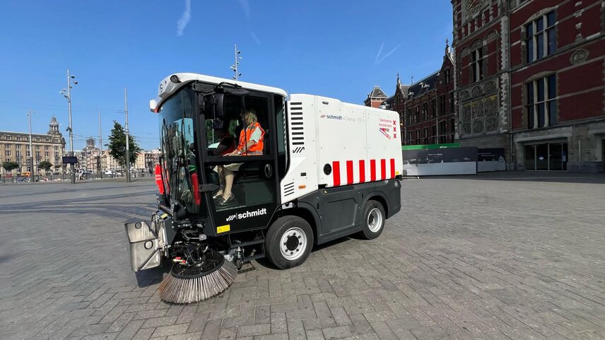 The Schmidt eCleango 550 in front of Amsterdam Centraal Station