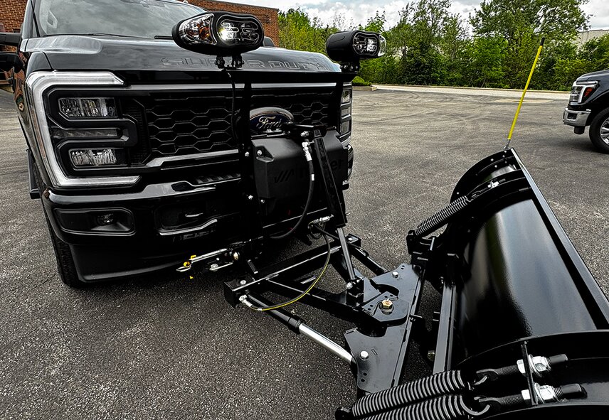 Het Pro-Mount-bevestigingssysteem zorgt voor een snelle en stevige bevestiging en is standaard gemonteerd op alle Blackout Edition-sneeuwploegen.