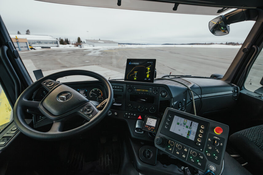 Airfield Pilot: Machine control, driver guidance, route recording & editing