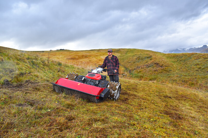 The CC 130 has a particularly low-vibration 14 hp EFI engine.