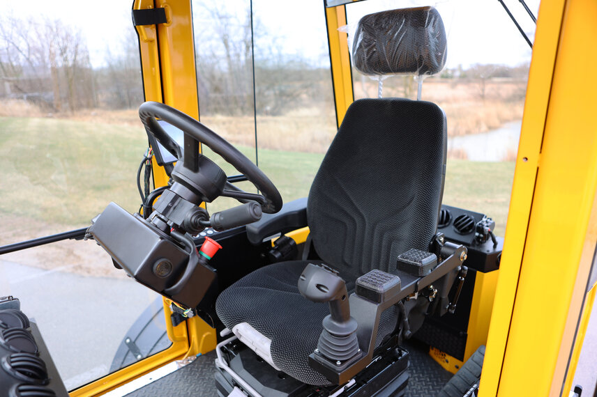 The MB7BT’s bi-directional design features a 210-degree rotating seat with adjustable joystick, steering wheel, and console—allowing operators to switch directions and functions quickly without changing attachments. 