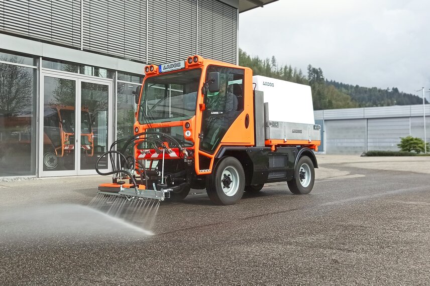 LADOG E1250 totalmente eléctrica con baldeadora vial integrada